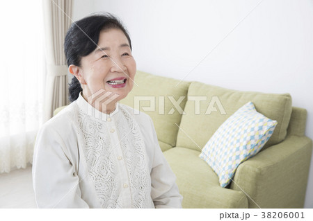 70代女性 70代女性 38206001