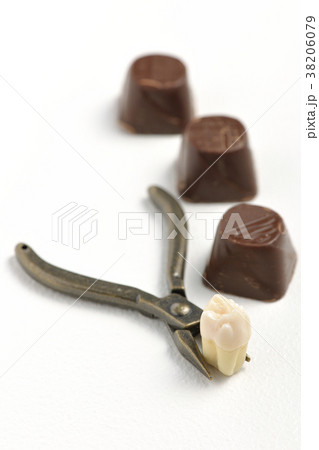 歯を抜く 38206079