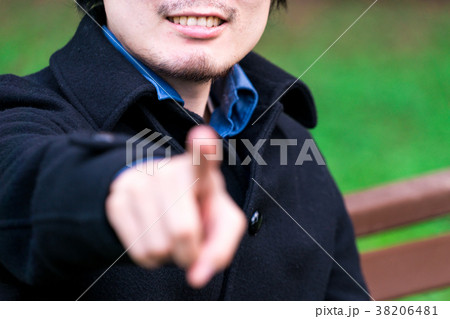 詰め寄る男性 38206481