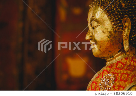 Smile of the golden Buddha on beside, Face of gold Smile of the golden Buddha on beside, Face of gold 38206910