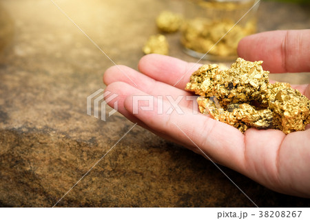 pure gold ore found in the mine is in the hand 38208267
