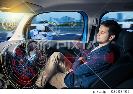 自動運転車に乗る男性 38208405
