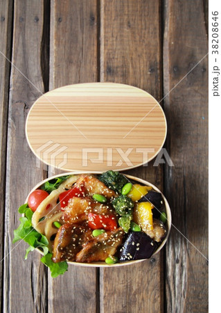 曲げわっぱに入れた鯖の竜田揚げと野菜の甘酢和えの一品弁当 38208646