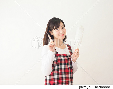 ハンディーモップを持って微笑む女性 ハンディーモップを持って微笑む女性 38208888