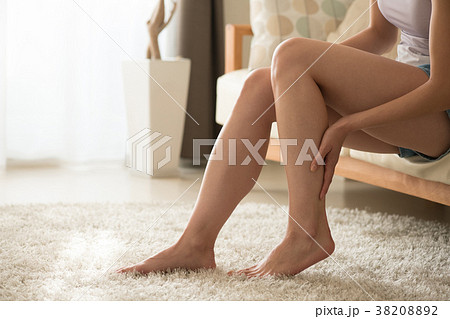 フットマッサージ　若い日本人女性 38208892