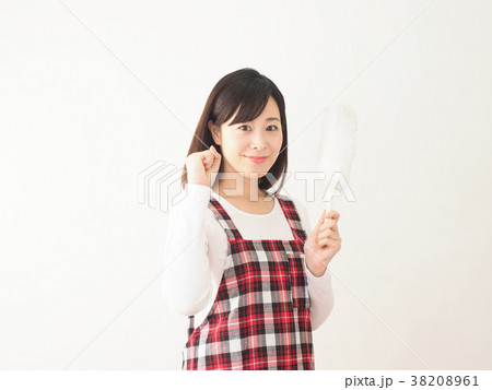 ハンディーモップを持って微笑む女性 ハンディーモップを持って微笑む女性 38208961