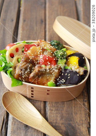 曲げわっぱに入れた鯖の竜田揚げと野菜の甘酢和えの一品弁当 曲げわっぱに入れた鯖の竜田揚げと野菜の甘酢和えの一品弁当 38209026