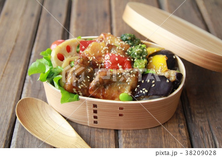 曲げわっぱに入れた鯖の竜田揚げと野菜の甘酢和えの一品弁当 38209028