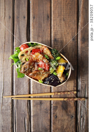 曲げわっぱに入れた鯖の竜田揚げと野菜の甘酢和えの一品弁当 38209057