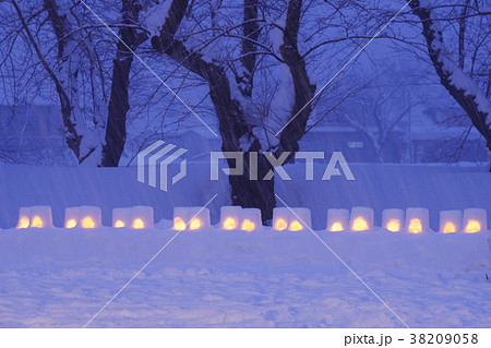 雪国の伝統行事　角館の火振りかまくら 38209058