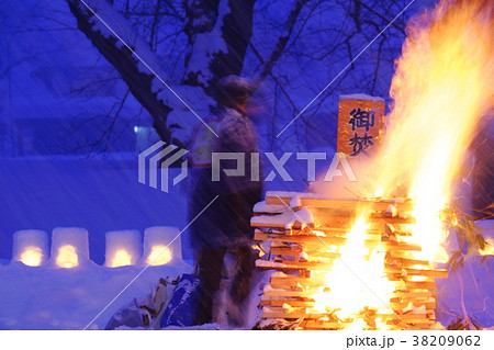 雪国の伝統行事 角館の火振りかまくら 雪国の伝統行事 角館の火振りかまくら 38209062