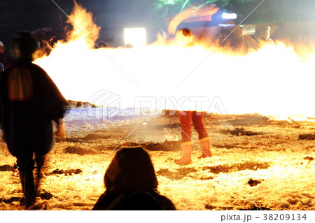 雪国の伝統行事　角館の火振りかまくら 38209134