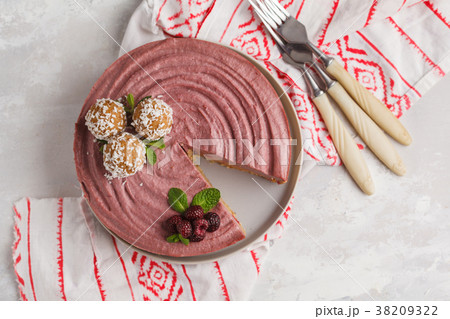 Pink berry caramel raw vegan cheesecake 38209322