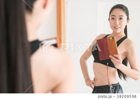 ダイエット　自撮りする若い日本人女性 38209598