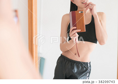 ダイエットイメージ 自撮りをする若い女性の写真素材