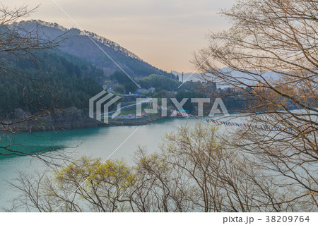 春の早朝の赤谷湖の風景 38209764