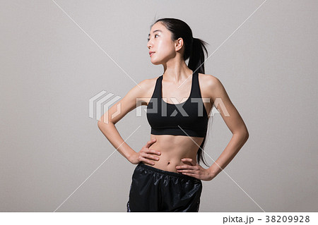 ダイエットイメージ 若い日本人女性の写真素材