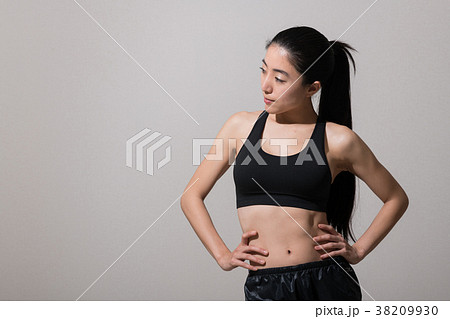 ダイエットイメージ 若い日本人女性 ダイエットイメージ 若い日本人女性 38209930