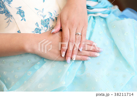 写真素材：結婚指輪をはめた花嫁の手、指、手、モデル、女性、結婚、ドレス、水色 38211714