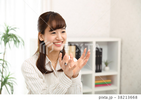 新商品のアイデアを手で説明をする社員 38213668