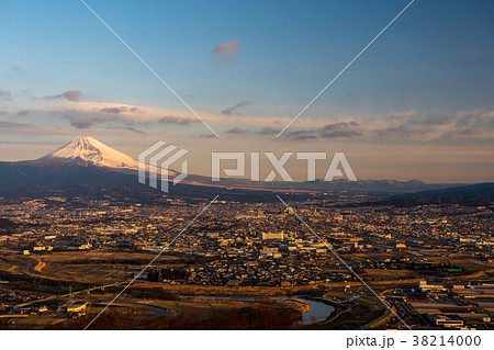 （静岡県東部）伊豆から眺める夜明けの富士山 38214000
