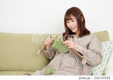 編み物をするマタニティママ 38214938