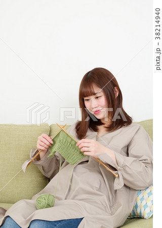 編み物をするマタニティママ 編み物をするマタニティママ 38214940