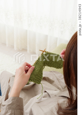 編み物をするマタニティママ 編み物をするマタニティママ 38214943