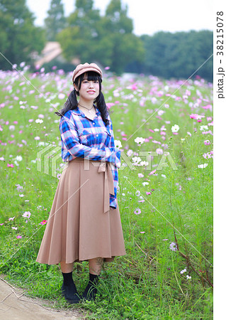コスモス畑と若い女性 コスモス畑と若い女性 38215078