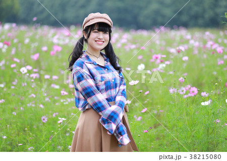 コスモス畑と若い女性 コスモス畑と若い女性 38215080