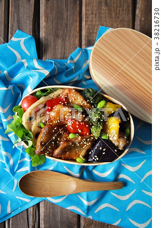 曲げわっぱに入れた鯖の竜田揚げと野菜の甘酢和えの一品弁当 38216730
