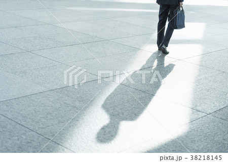 ビジネスマンのシルエット 38218145