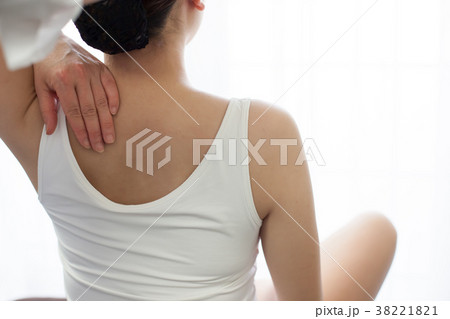 女性　マッサージ 38221821