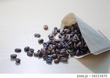 コーヒー豆とコーヒーフィルター コーヒー豆とコーヒーフィルター 38223870