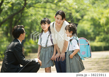 親子 小学生 通学 通勤 イメージ 38223911