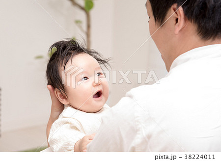 育児をする父親 育児をする父親 38224011