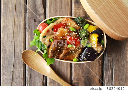 曲げわっぱに入れた鯖の竜田揚げと野菜の甘酢和えの一品弁当 曲げわっぱに入れた鯖の竜田揚げと野菜の甘酢和えの一品弁当 38224012