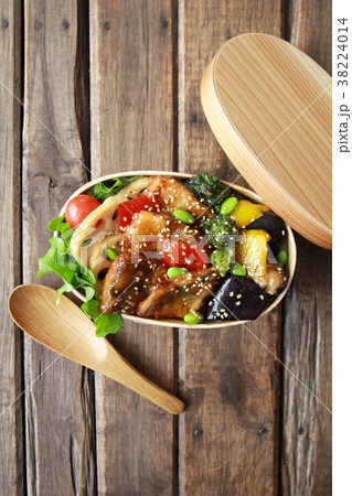 曲げわっぱに入れた鯖の竜田揚げと野菜の甘酢和えの一品弁当 38224014