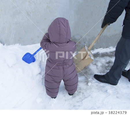 Father and baby together to clean up the snow 38224379