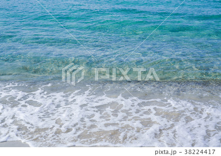 海、コバルトブルーに輝く波打ち際 海、コバルトブルーに輝く波打ち際 38224417