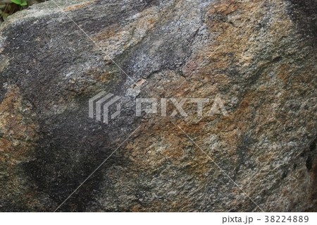 荒い岩肌 38224889