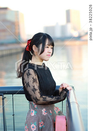 冬の淡い日差しと若い女性 冬の淡い日差しと若い女性 38225026