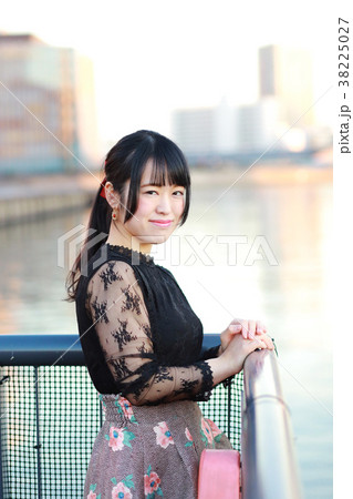 冬の淡い日差しと若い女性 冬の淡い日差しと若い女性 38225027