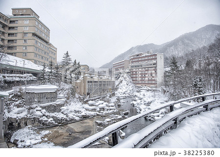 冬の定山渓温泉街 38225380