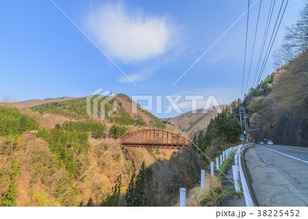 春の三国峠の風景 38225452
