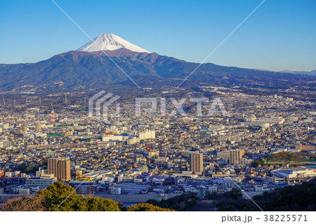 （静岡県）沼津の街並みと富士山 38225571