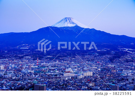 (静岡県)沼津の街並みと富士山 (静岡県)沼津の街並みと富士山 38225591