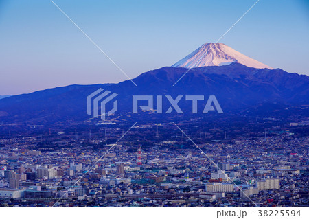 (静岡県)沼津の街並みと富士山 (静岡県)沼津の街並みと富士山 38225594
