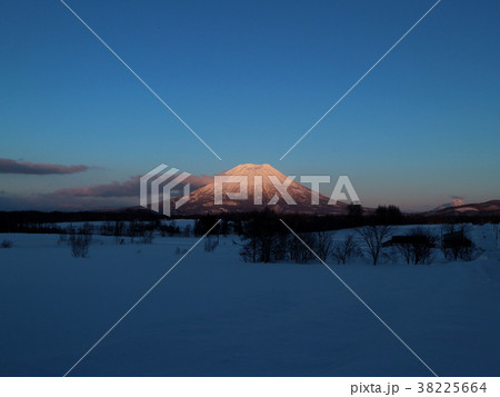 夕日を浴びる赤い羊蹄山。2018/2/6 38225664