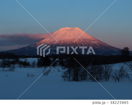 夕日を浴びる赤い羊蹄山。2018/2/6 38225665